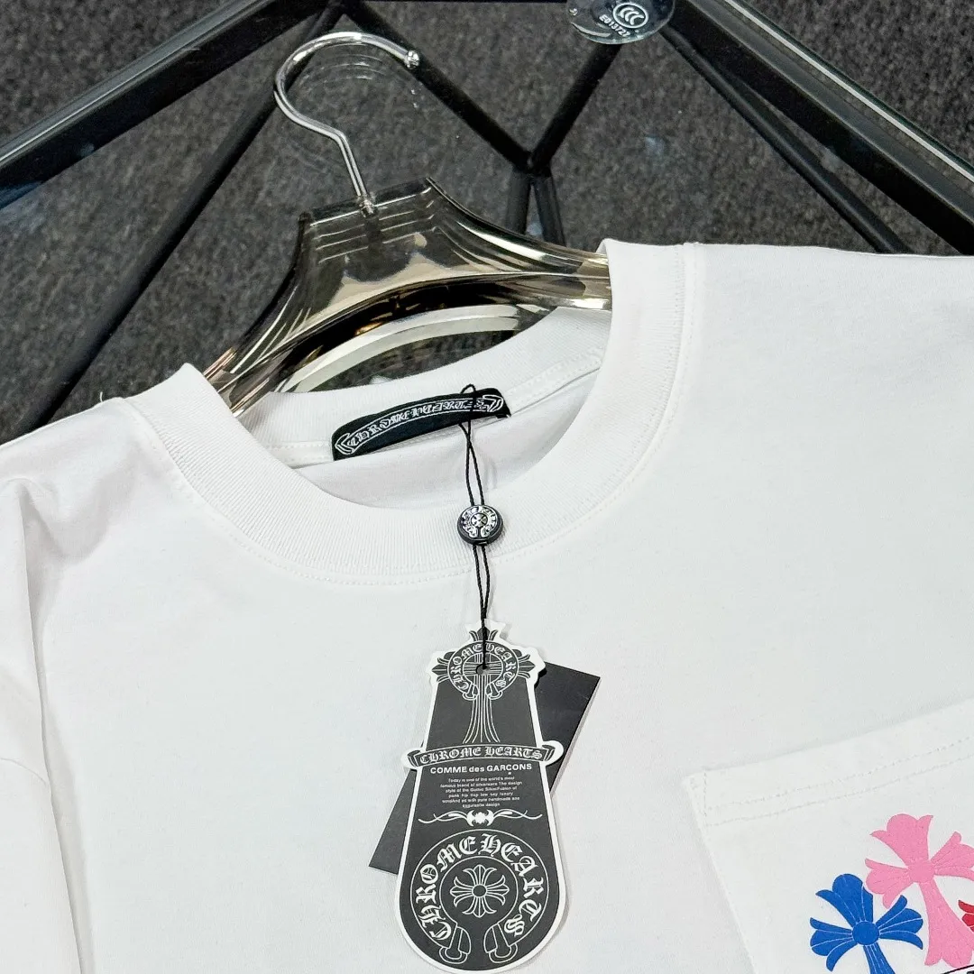 P180 Chrome Hearts Chrome Hearts 25 high version. The fabric is made of 300 grams of high-density pure cotton. It does not deform or shrink. It has three labels. It is the same style for men and women. Technology: suede foam printing. Color: white black. SIZE: S-XL.